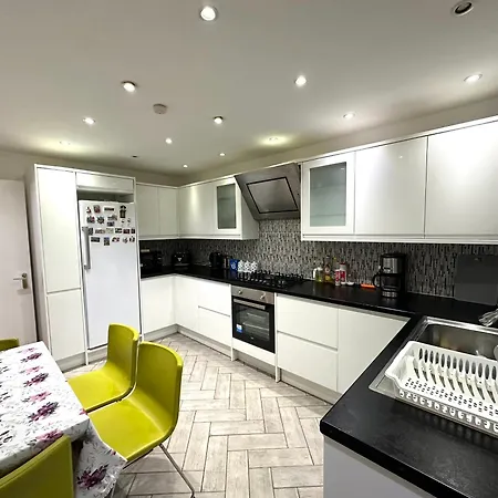 Laburnum House-comfortable Near Of Habitación en casa particular *