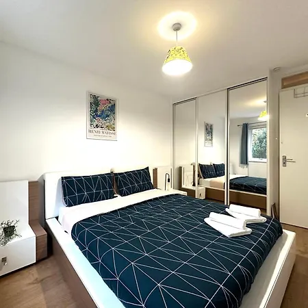 Homestay Laburnum House-comfortable Near Of London