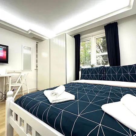 Laburnum House-comfortable Near Of
