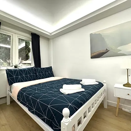 Homestay Laburnum House-comfortable Near Of London