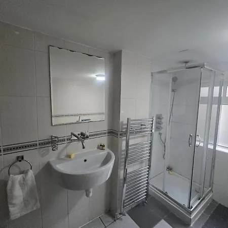 Brixton 5 Bedroom Wonder Holiday home *