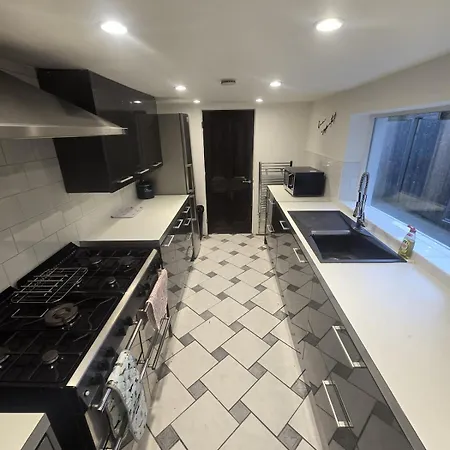 Brixton 5 Bedroom Wonder Holiday home *
