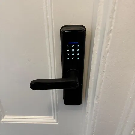 Homestay Luxury In Victoria, 7 Minutes Walk To Victoria Station, 5