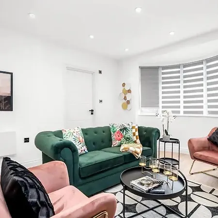 Flat - Sleeps 3 - Links To Ldn & Airport *
