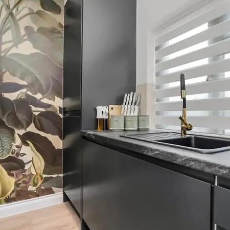 Apartment Flat - Sleeps 3 - Links To Ldn & Airport