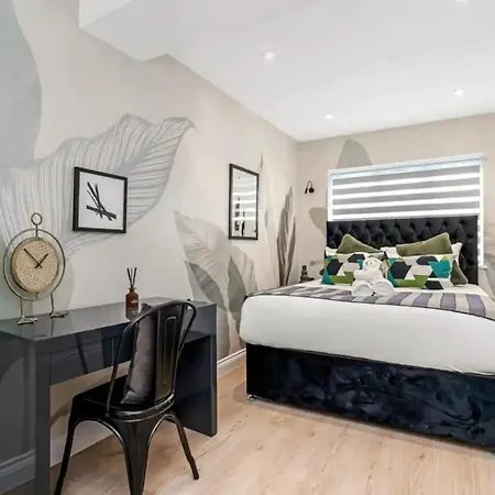 Flat - Sleeps 3 - Links To Ldn & Airport Apartment *