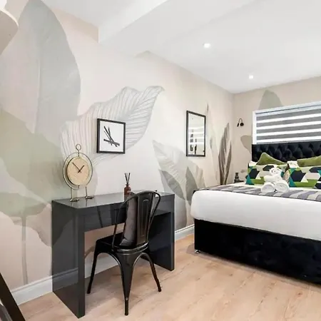 Apartment Flat - Sleeps 3 - Links To Ldn & Airport *