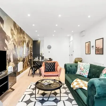 Flat - Sleeps 3 - Links To Ldn & Airport Cowley (Greater London)