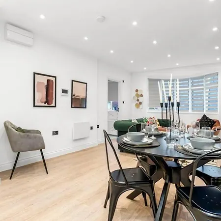 Apartment Flat - Sleeps 3 - Links To Ldn & Airport
