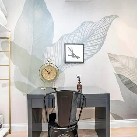 Flat - Sleeps 3 - Links To Ldn & Airport Apartment Cowley (Greater London)