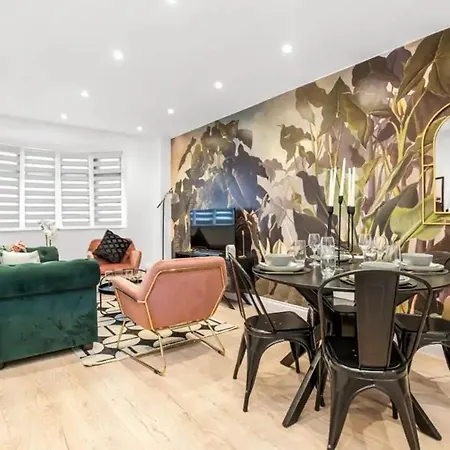 Flat - Sleeps 3 - Links To Ldn & Airport