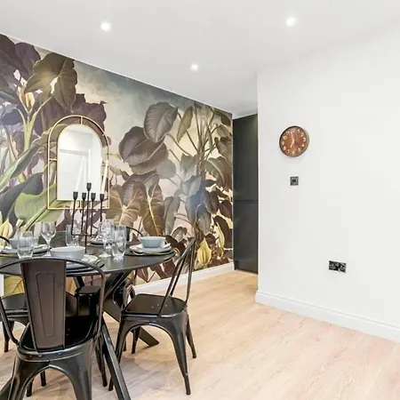 Apartment Flat - Sleeps 3 - Links To Ldn & Airport