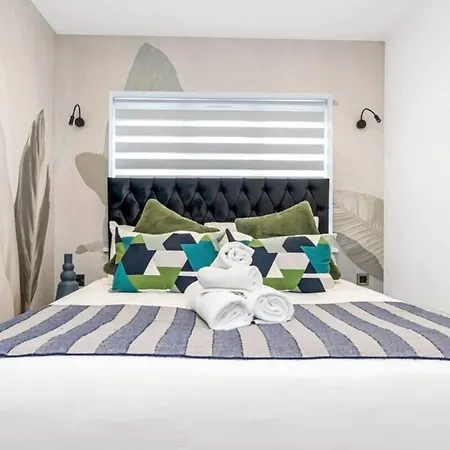 Flat - Sleeps 3 - Links To Ldn & Airport Apartment *