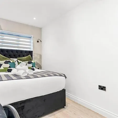 Apartment Flat - Sleeps 3 - Links To Ldn & Airport *