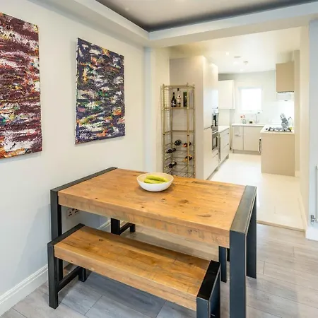 Modern 2b Flat: London, Walk To Landmarks * London