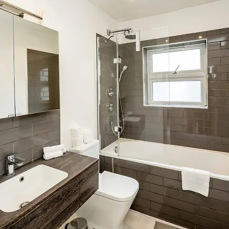 Modern 2b Flat: London, Walk To Landmarks * London