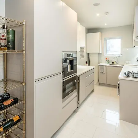 Modern 2b Flat: London, Walk To Landmarks Apartment