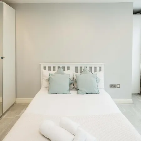 Modern 2b Flat: London, Walk To Landmarks Apartment *