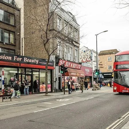 Modern 2b Flat: London, Walk To Landmarks Apartment