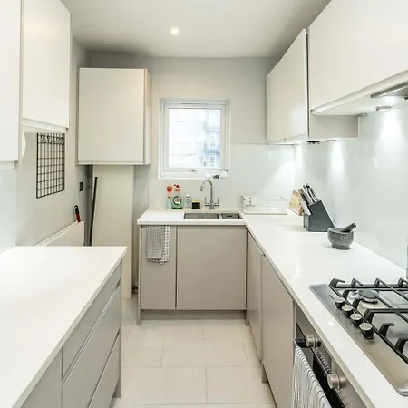 Modern 2b Flat: London, Walk To Landmarks * London