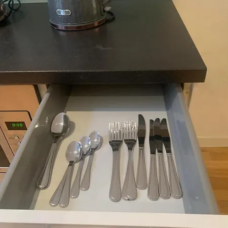 Apartment Bright And Airy One Bedroom Condo, Olympia, Kensington London