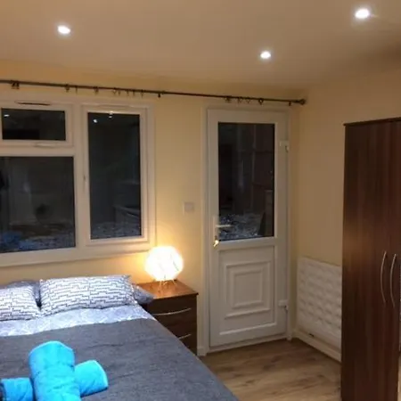 High Road Aparthotel
