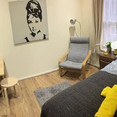 High Road Aparthotel *