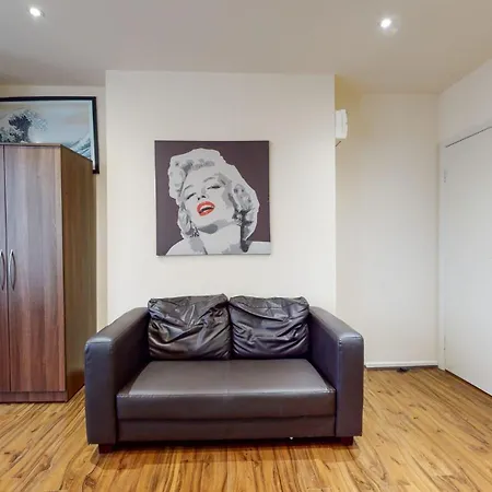 69 Aparthotel *