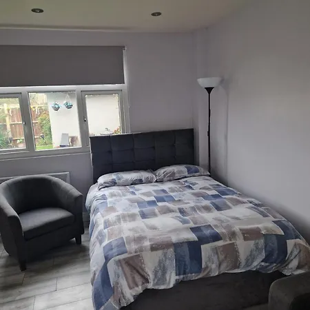 Garden Northolt Near Heathrow Airport Homestay