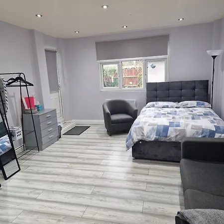 Homestay Garden Northolt Near Heathrow Airport
