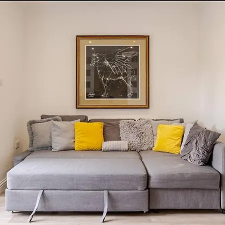 Spacious 2bdr Apartment, Wifi+ Great Tv Apartment Romford