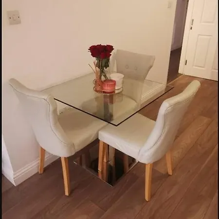 Spacious 2bdr Apartment, Wifi+ Great Tv *