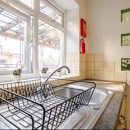 Spacious 2bdr Apartment, Wifi+ Great Tv Romford