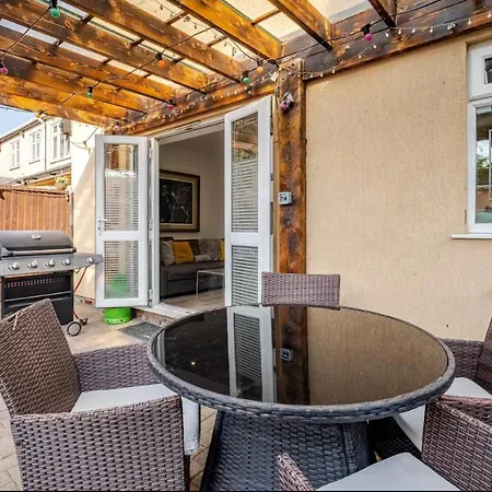 Spacious 2bdr Apartment, Wifi+ Great Tv * Romford