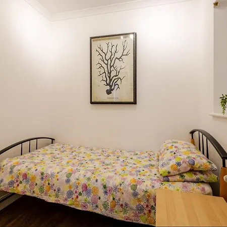 Spacious 2bdr Apartment, Wifi+ Great Tv Apartment Romford