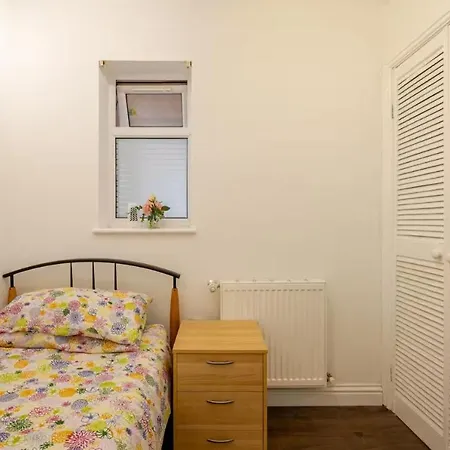 Spacious 2bdr Apartment, Wifi+ Great Tv *