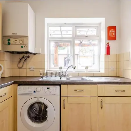 Spacious 2bdr Apartment, Wifi+ Great Tv Romford