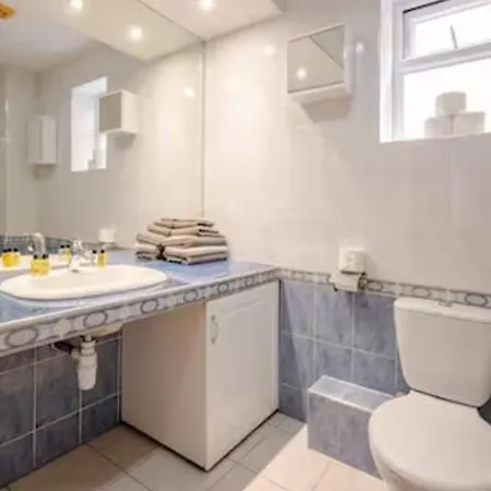 Spacious 2bdr Apartment, Wifi+ Great Tv Apartment Romford