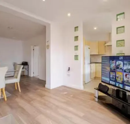 Spacious 2bdr Apartment, Wifi+ Great Tv *
