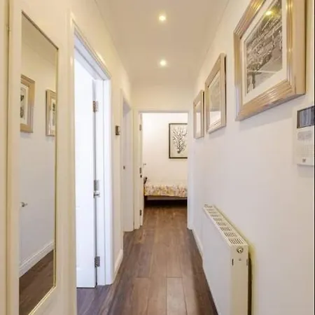 Spacious 2bdr Apartment, Wifi+ Great Tv Romford