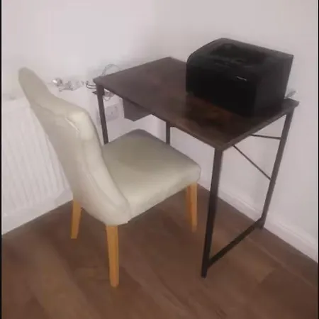 Spacious 2bdr Apartment, Wifi+ Great Tv * Romford