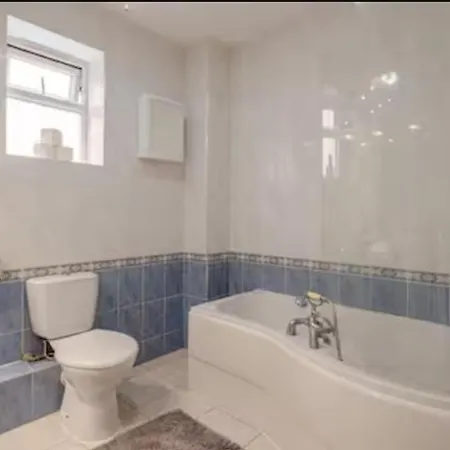 Spacious 2bdr Apartment, Wifi+ Great Tv Apartment