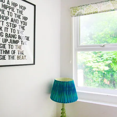 Two Bedroom In Islington Apartment