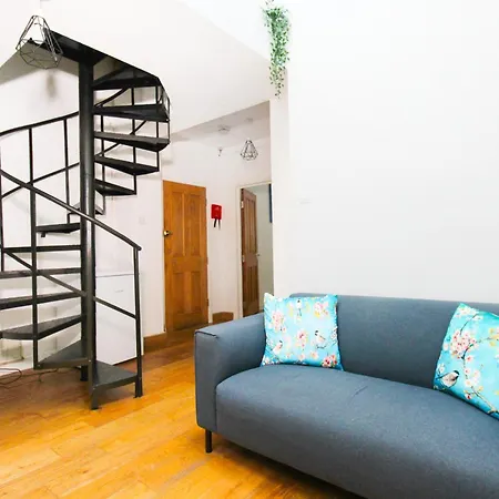 Two Bedroom In Islington Apartment *