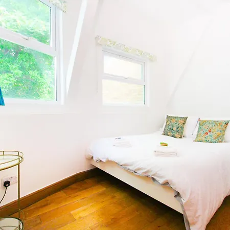 Two Bedroom In Islington Apartment London