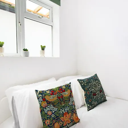 Two Bedroom In Islington Apartment London