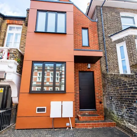 Beautiful Modern Eco Friendly 2 Bed House With Garden - *