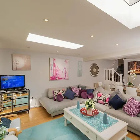 Holiday home Great Large 4bed House Near Tube Sleeps 7 -perfect For London