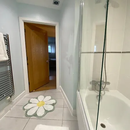 2 Bedroom By The River Thames Apartment