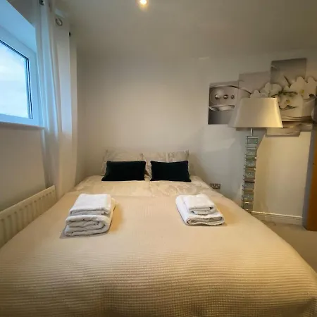 2 Bedroom By The River Thames Apartment London